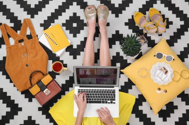 Dizüstü bilgisayarı olan moda blogcusu en tepede oturuyor.