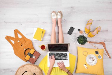 Dizüstü bilgisayarı olan moda blogcusu en tepede oturuyor.