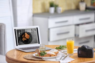 Laptopla servis edilen lezzetli öğle yemeği. Yemek günlüğü