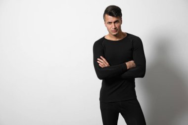 Açık gri arka planda termal iç çamaşırı giyen bir adam. Metin için boşluk