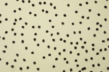 Bej arka planda lezzetli çikolata parçaları, üst manzara.