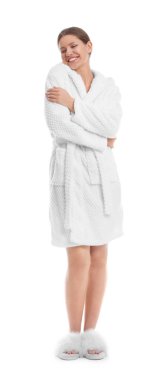 Beyaz arka planda bornozlu genç bir kadın.