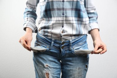 Işık arkaplanda boş cepler gösteren kadın, yakın plan