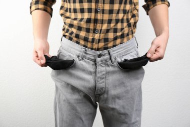 Adam boş cepler açık renkli, closeup gösterilen