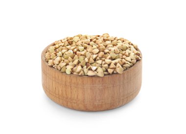 Beyaz kabın içinde pişmemiş yeşil karabuğday taneleri.