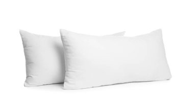 Beyazlara izole edilmiş boş yeni yastıklar