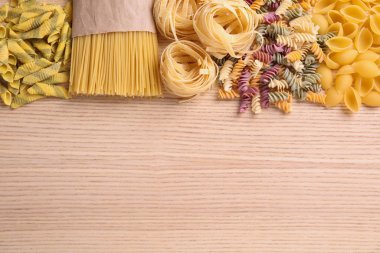 Tahta masadaki makarnanın farklı türleri, düz yatıyordu. Te için boşluk