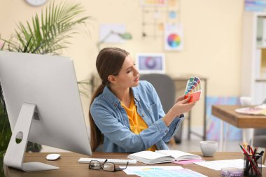 İş yerindeki profesyonel iç mimar