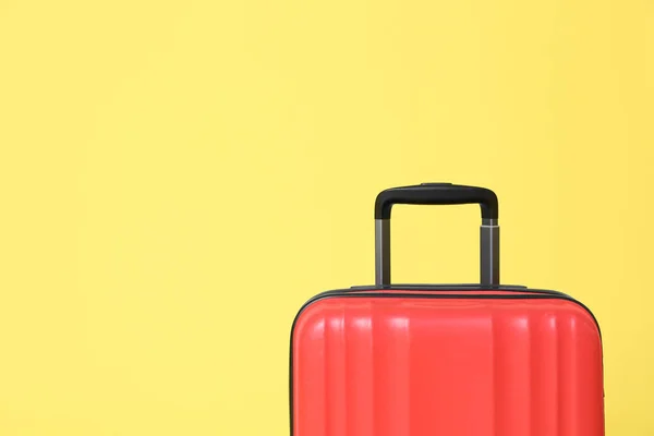 Elegante maleta roja sobre fondo amarillo. Espacio para texto — Foto de Stock