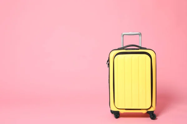 Elegante maleta amarilla sobre fondo rosa. Espacio para texto — Foto de Stock