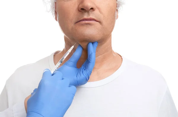 Uomo maturo con doppio mento che riceve iniezione su dorso bianco — Foto Stock