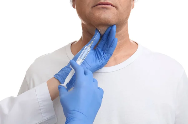 Starší muž s dvojitou bradou dostává injekci na bílém backgro — Stock fotografie