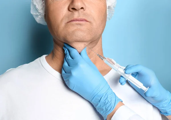 쌍 턱 으로 파란등에 주사를 맞고 있는 장성 한 남자 — 스톡 사진