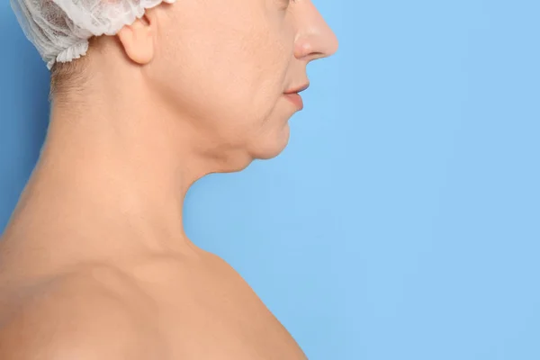 Donna matura con doppio mento su sfondo blu, primo piano. Spazio — Foto Stock