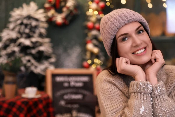 Красивая Женщина Украшенном Кафе Место Смс Праздник Рождества — стоковое фото