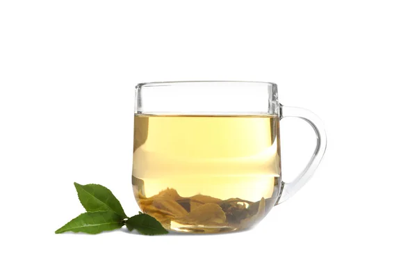 Kopje groene thee en bladeren geïsoleerd op wit — Stockfoto