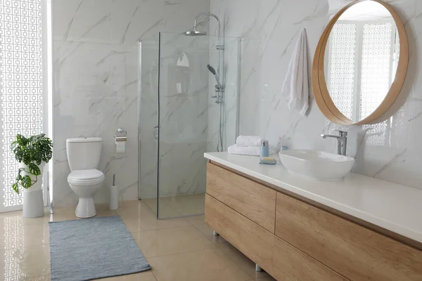 Toilet Kom Buurt Van Douchecabine Moderne Badkamer — Stockfoto