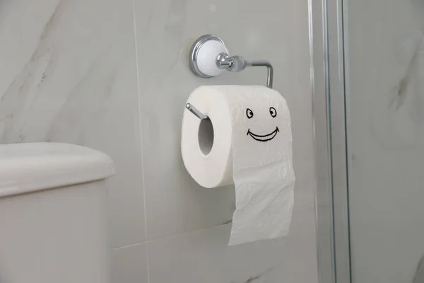 Tuvalet Tankının Yanında Komik Suratlı Kağıt — Stok fotoğraf