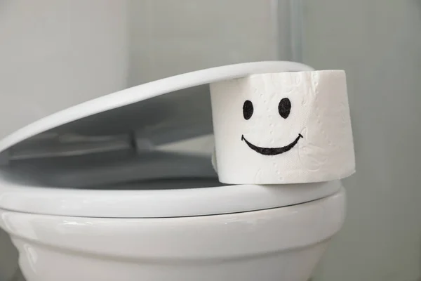 Roll Paper Drawn Funny Face Toilet Seat Bathroom Closeup — Stock Photo, Image