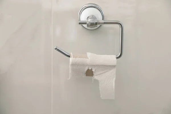 Uchwyt Pustym Rolki Papieru Toaletowego Ścianie Pomieszczeniach — Zdjęcie stockowe