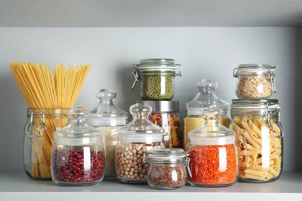 Glazen Potten Met Verschillende Soorten Gries Pasta Witte Plank — Stockfoto