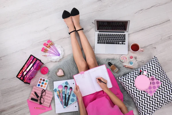 Beauty Blogger Notebookem Kosmetikou Sedí Podlaze Pohled Shora — Stock fotografie