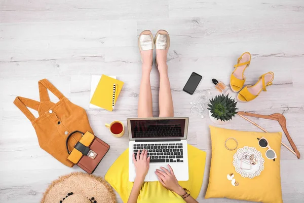 Modebloggerin Mit Laptop Auf Dem Boden Sitzend Draufsicht — Stockfoto