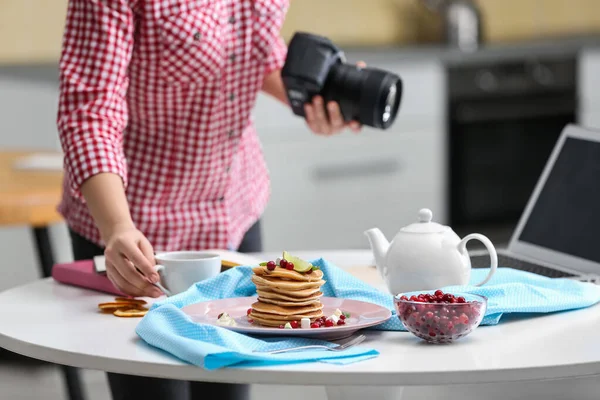 Food Blogger Λήψη Φωτογραφιών Του Πρωινού Της Στο Τραπέζι Closeup — Φωτογραφία Αρχείου