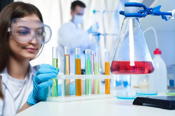 Cientista Levando Tubo Teste Rack Dentro Casa Análise Laboratorial — Fotografia de Stock