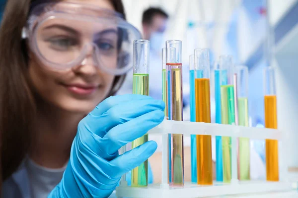 Scienziato Che Preleva Provette Rack Chiuso Analisi Laboratorio — Foto Stock