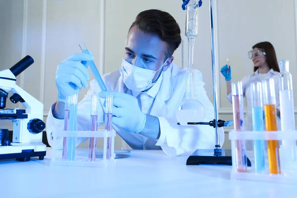 Scientifique Prenant Tube Essai Rack Intérieur Analyse Laboratoire — Photo