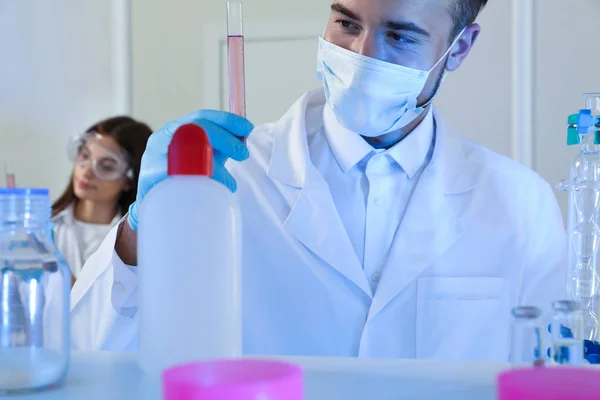 Scientifique Tenant Une Éprouvette Avec Liquide Intérieur Analyse Laboratoire — Photo