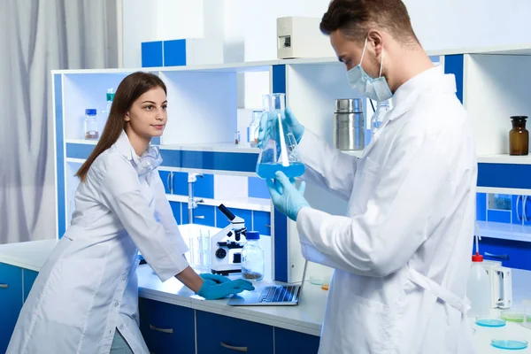 Jóvenes Científicos Haciendo Investigación Análisis Laboratorio Químico — Foto de Stock