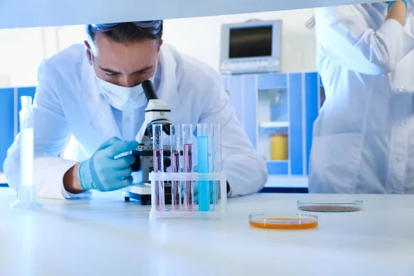 Científico Trabajando Con Microscopio Interiores Análisis Laboratorio —  Fotos de Stock