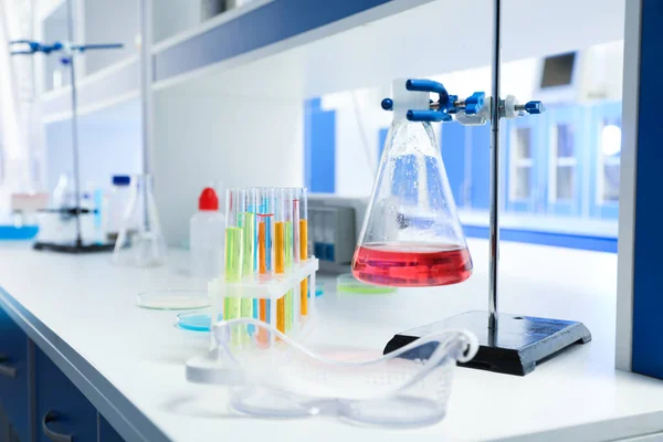 Kémiai Üvegedények Asztalon Laboratóriumi Elemzés — Stock Fotó