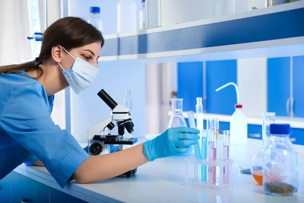 Científico Trabajando Con Microscopio Tubos Ensayo Interiores Análisis Laboratorio — Foto de Stock