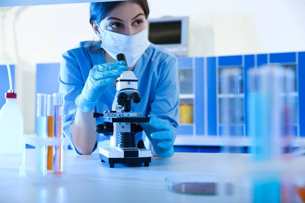 Científico Trabajando Con Microscopio Interiores Análisis Laboratorio — Foto de Stock