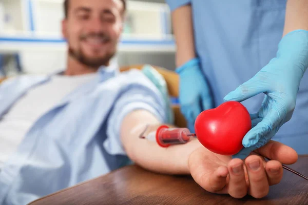 Молодой Человек Делает Донорство Крови Больнице Сосредоточиться Руках — стоковое фото