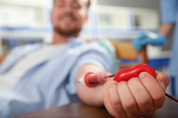 Ung Mand Gør Blod Donation Hospitalet Fokus Hånden - Stock-foto