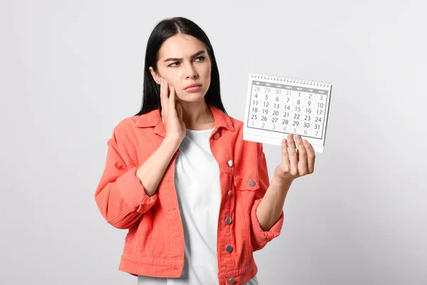 Pensieve Jonge Vrouw Met Kalender Met Gemarkeerde Menstruele Cyclus Dagen — Stockfoto