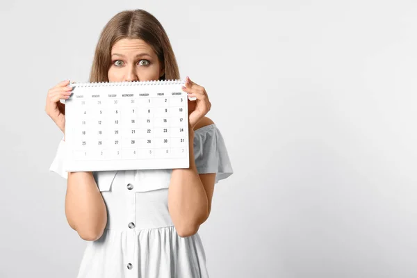 Mujer Joven Sosteniendo Calendario Con Marcados Días Ciclo Menstrual Sobre —  Fotos de Stock