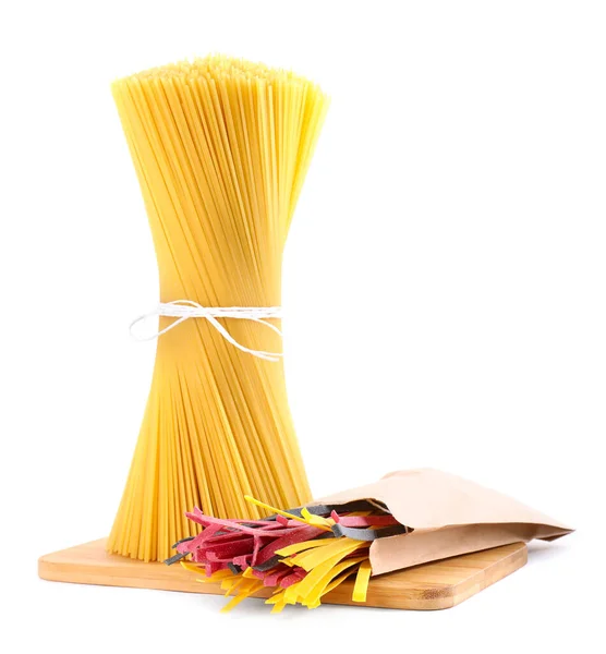 白を基調としたスパゲッティとカラフルなタリアテッレパスタの木板 — ストック写真