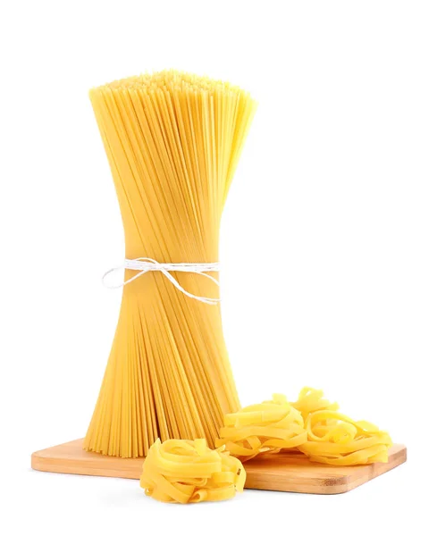 Tablero Madera Con Espaguetis Pasta Tagliatelle Aislada Blanco —  Fotos de Stock