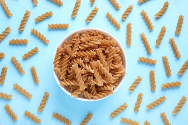 Composición Plana Con Pasta Integral Fusilli Sobre Fondo Azul Claro —  Fotos de Stock