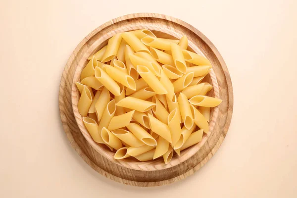 Pennoni Pasta Бежевом Фоне Вид Сверху — стоковое фото