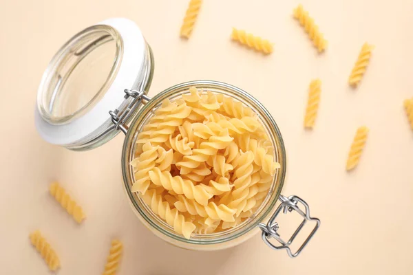 Pastas Fusilli Sobre Fondo Beige Planas —  Fotos de Stock