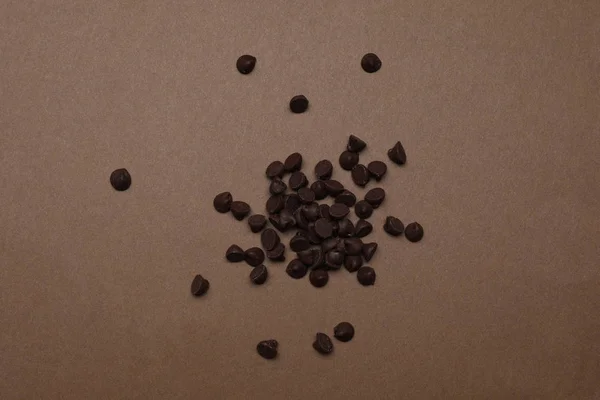 Куча вкусной шоколадной крошки на коричневом фоне, вид сверху — стоковое фото