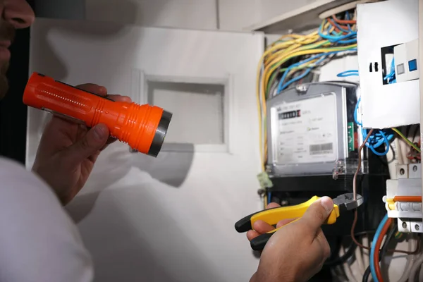 Eletricista Com Lanterna Fixação Painel Elétrico Dentro Casa Close — Fotografia de Stock