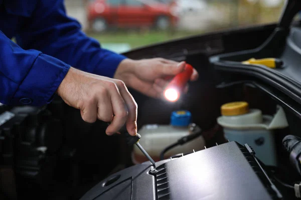 Mecânico Com Lanterna Fixando Carro Livre Close — Fotografia de Stock