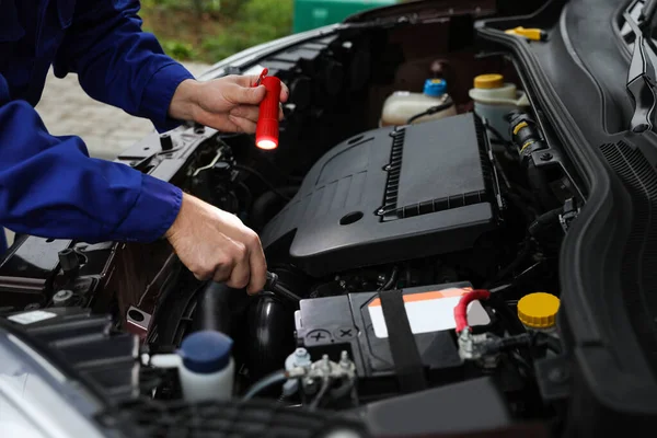 Mecánico Con Linterna Que Fija Coche Aire Libre Primer Plano —  Fotos de Stock